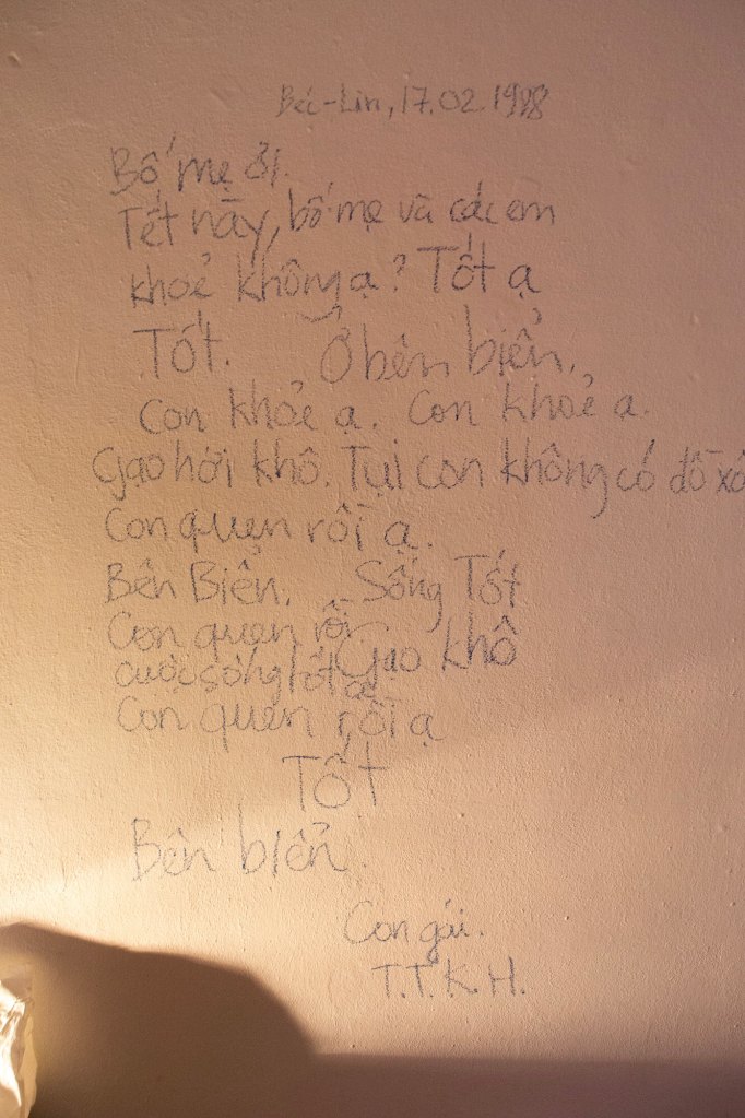 Across the ocean - Installation with video - part of "Made in Rice", printed silk fabrics, acrylic glasses, rice, chains and diverse objects. Hien Hoang, 2022, Munich, Germany.