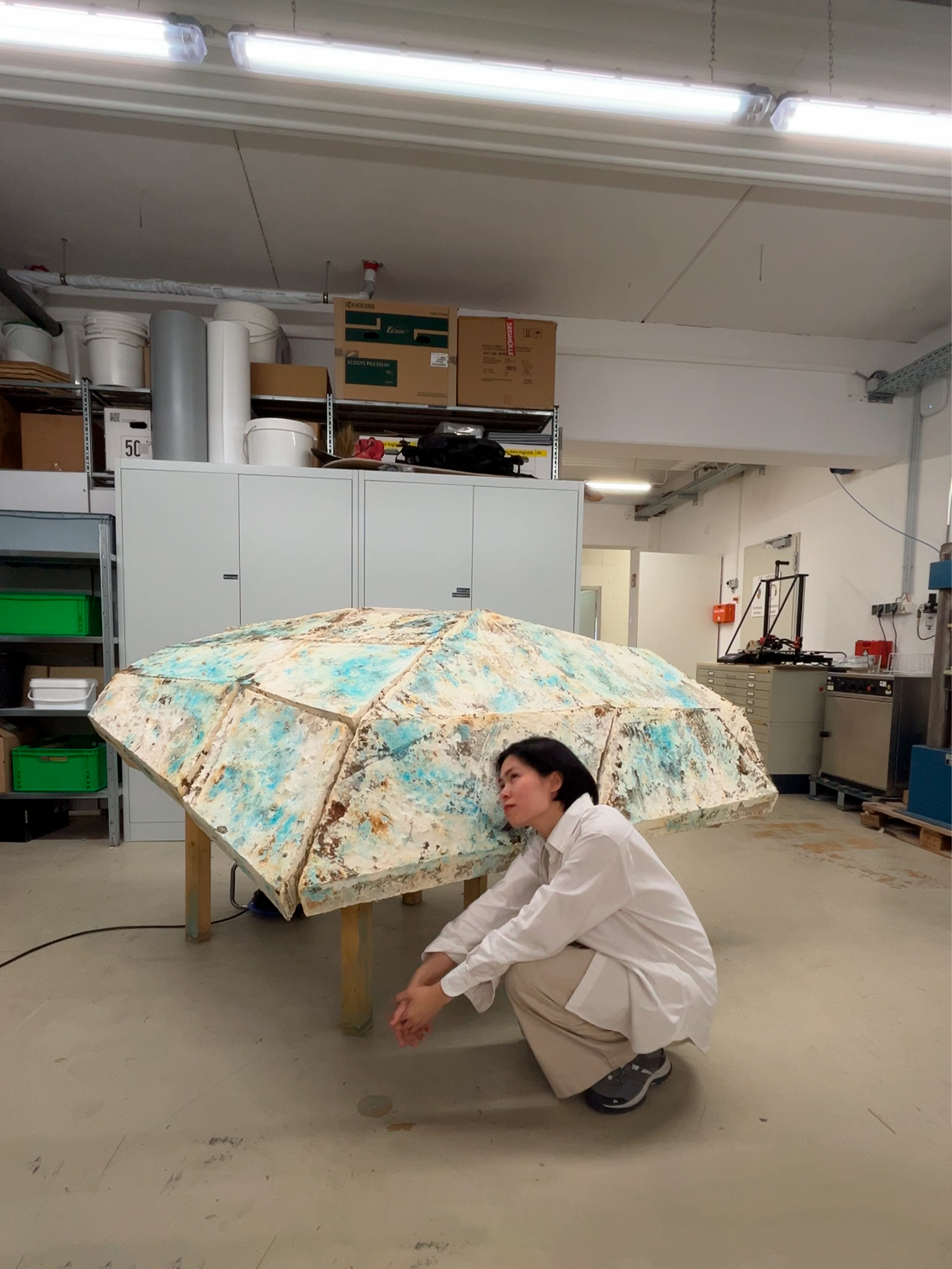 Artist with the mycelium sculpture, in collaboration with University Kassel. Material: Mycelium, Wood, Shaking devices, Amplifiers, Fans. 2025. Hiền Hoàng