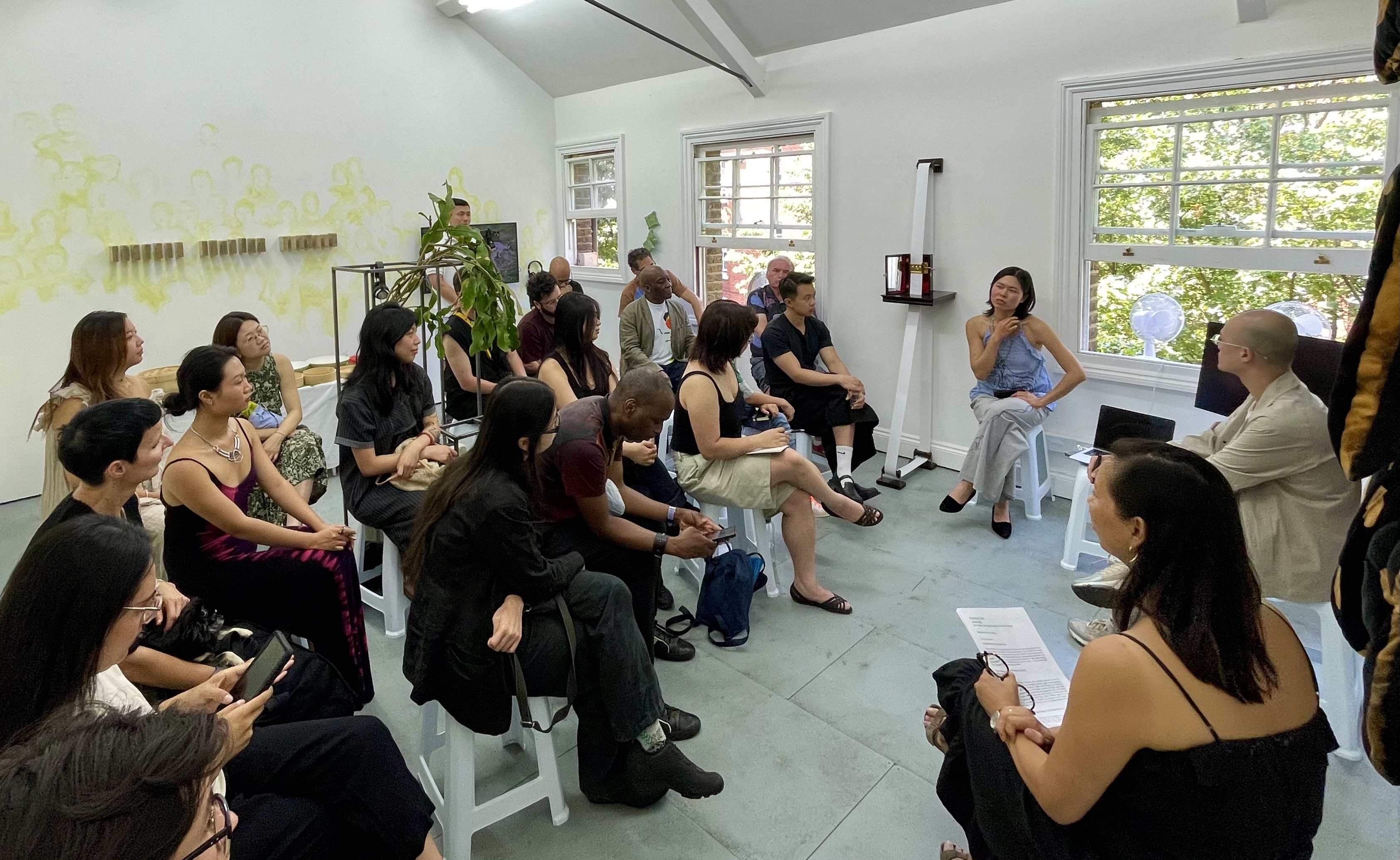 Hiền Hoàng at the reading performance in No Place Like Home III, SLQS Gallery